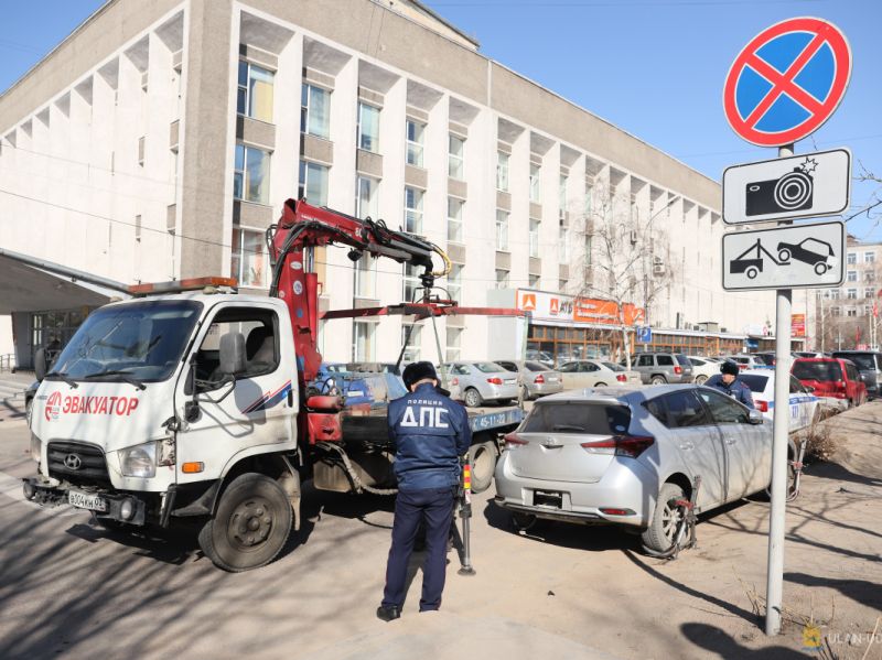 В центре Улан-Удэ неправильно припаркованные автомобили забрали на штрафстоянку
