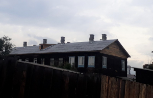 В Улан-Удэ восстановили крышу в горевшем доме по Пищевой
