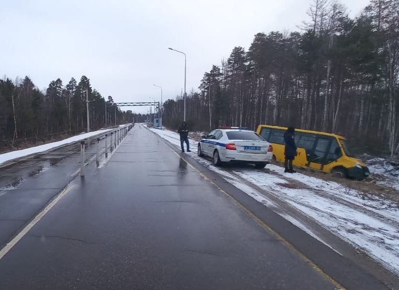 В Бурятии автобус с детьми слетел в кювет В Бурятии автобус с детьми слетел в кювет