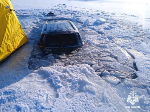 На Байкале автомобиль провалился под лёд 