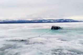 Рыбак из Улан-Удэ вместе с машиной провалился под лед на Байкале