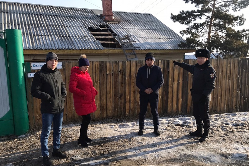 В Бурятии росгвардейцы спасли женщину на пожаре В Бурятии росгвардейцы спасли женщину на пожаре