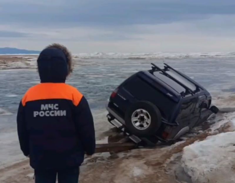 В Бурятии за неделю 4 машины провалились под лед В Бурятии за неделю 4 машины провалились под лед