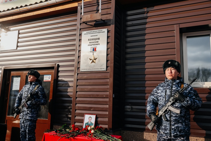 В Улан-Удэ открыли мемориальный знак Герою России Максиму Концову 