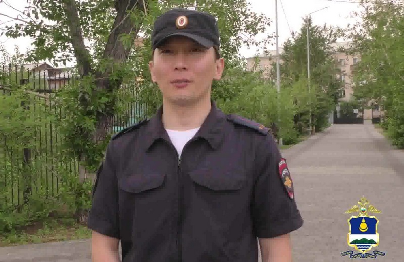 В Улан-Удэ сотрудник полиции спас пенсионерку от мошенников