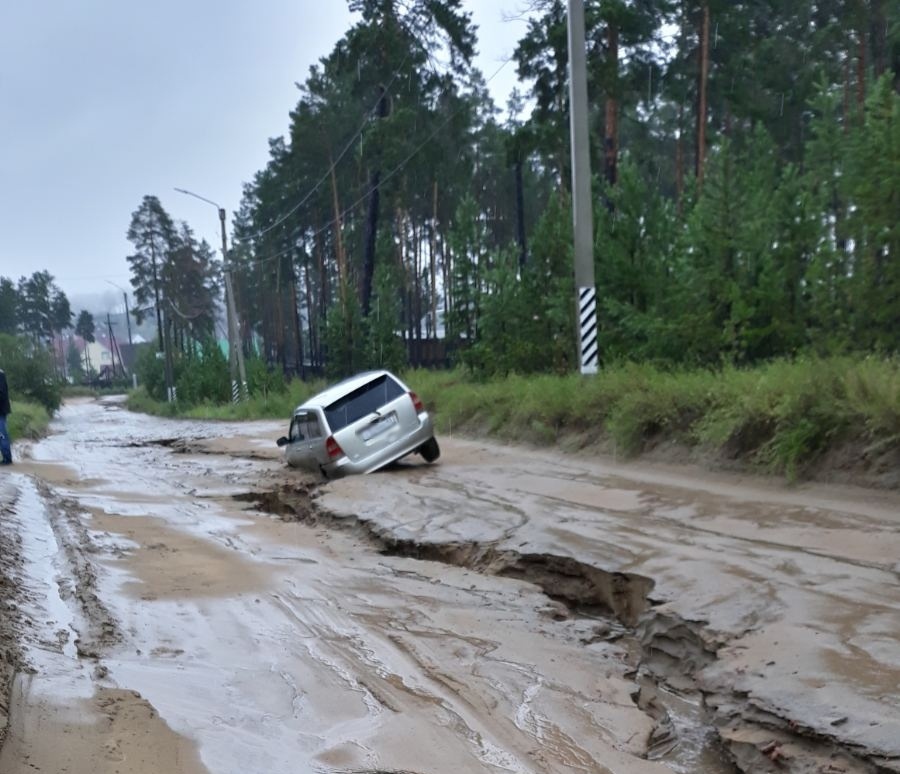 В Улан-Удэ на размытой дождем дороге застряла машина