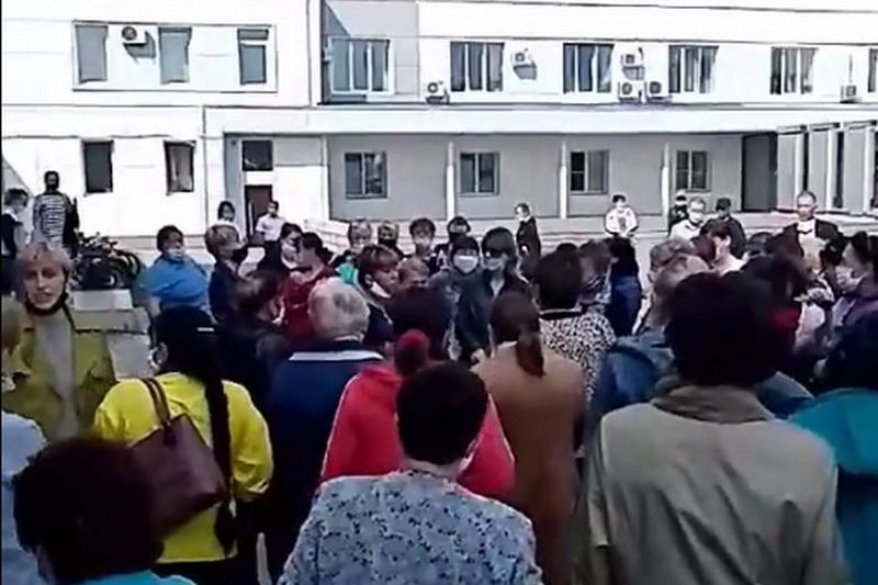 Уборщицы У-УАЗ вышли на митинг, требуя погасить долги по зарплате  