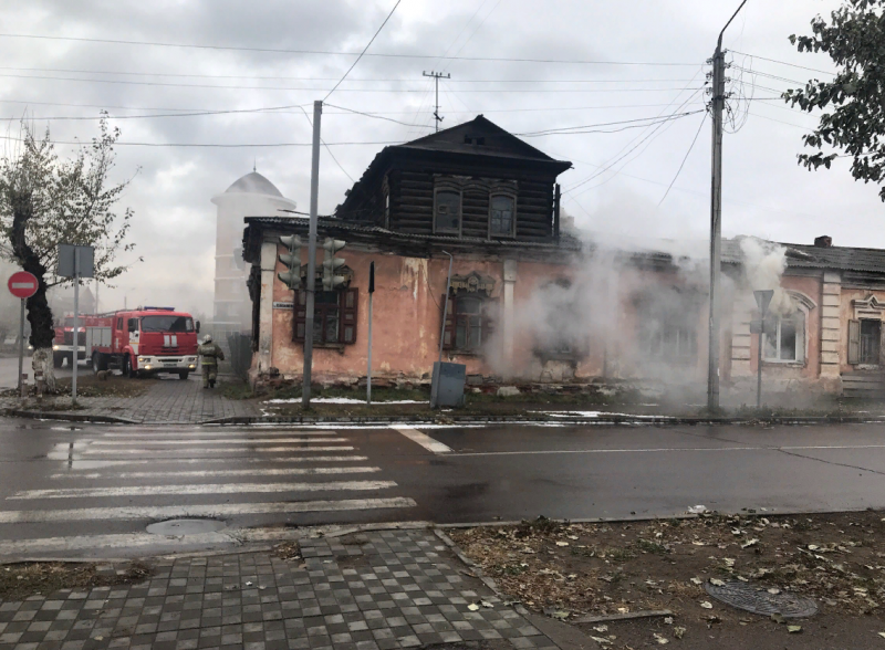 Дознаватели назвали причину возгорания в старом доме в центре Улан-Удэ
