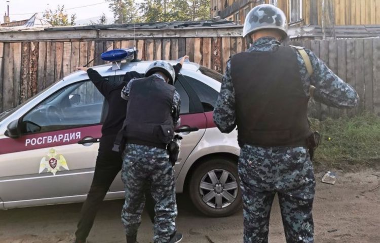 В Улан-Удэ грабитель ударил женщину и отобрал у нее телефон В Улан-Удэ грабитель ударил женщину и отобрал у нее телефон