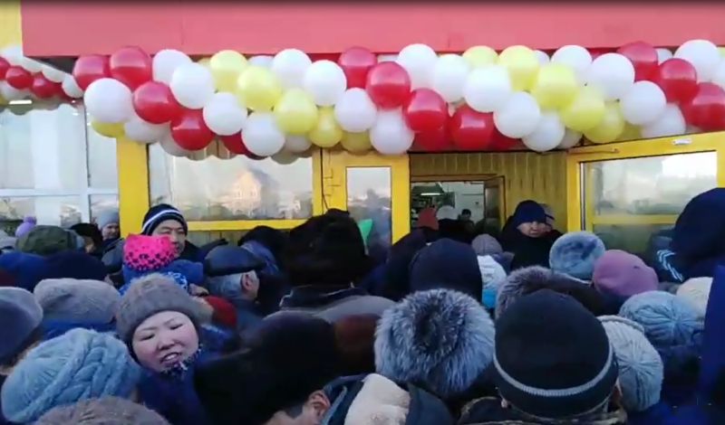 В пригороде Улан-Удэ толпа штурмом взяла открывшийся магазин «Абсолюта»