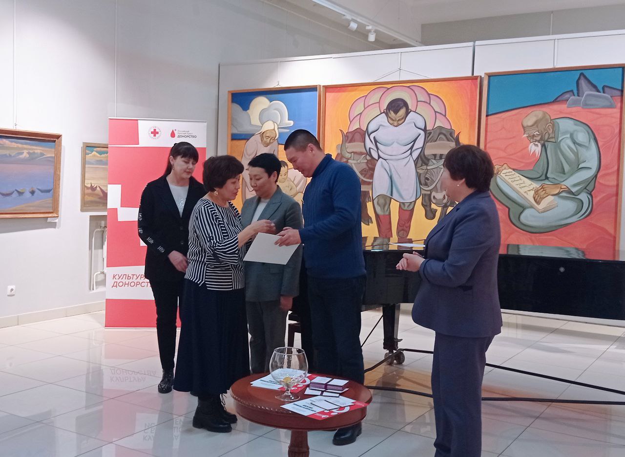 В Улан-Удэ 14 горожан наградили знаком «Почетный донор»