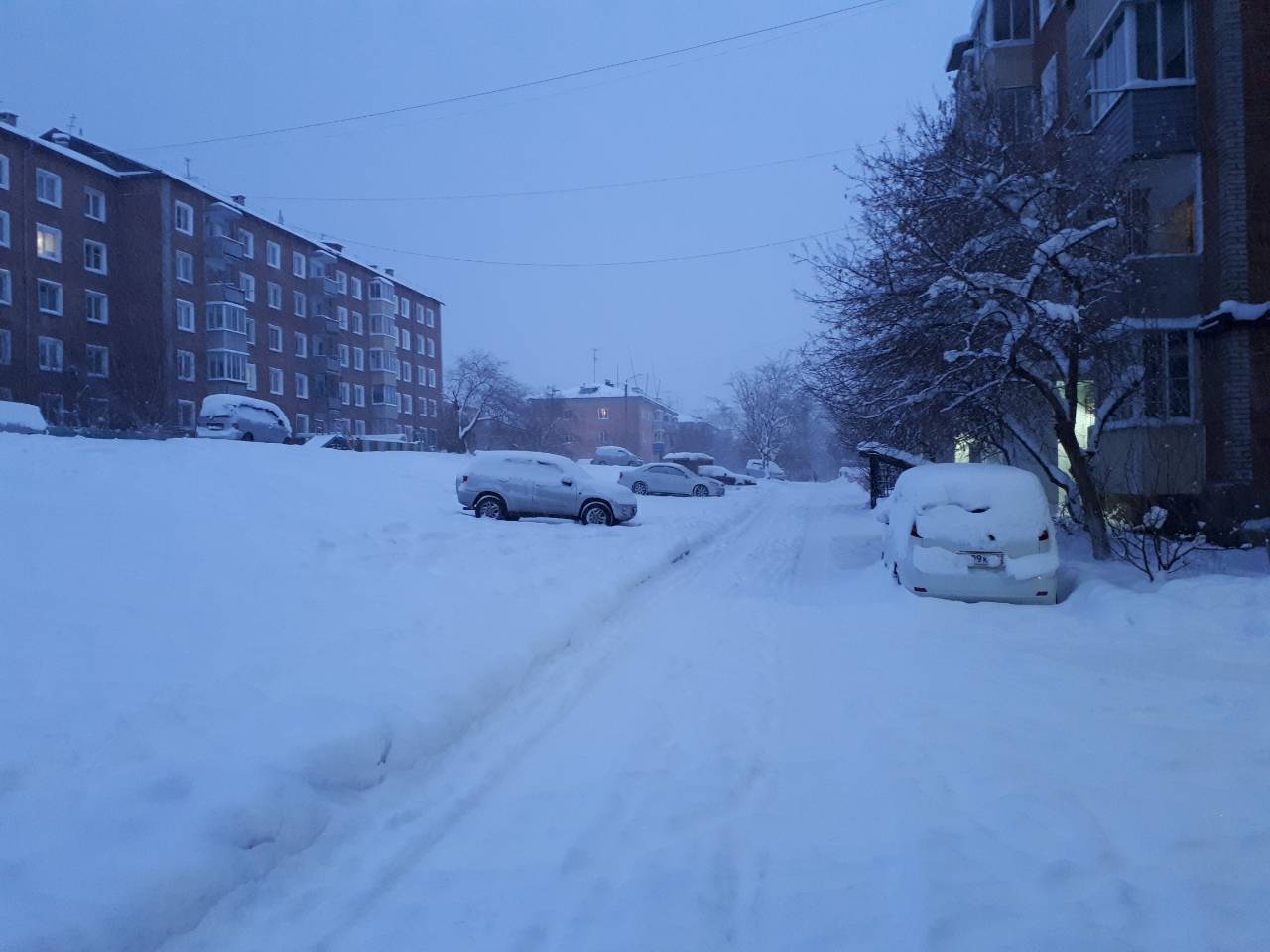 Снежный улан удэ. Улан-Удэ Снежка. Город Улан-Удэ снегопад фото. Влад сугробов Улан Удэ. Снег идет на проспекте Победы в Улан-Удэ.