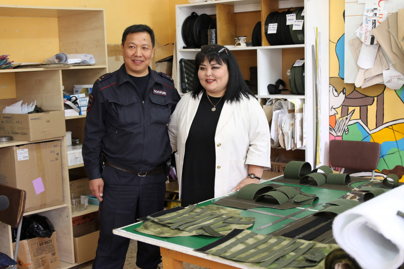 Полицейский из Бурятии вместе с женой плетут маскировочные сети для СВО