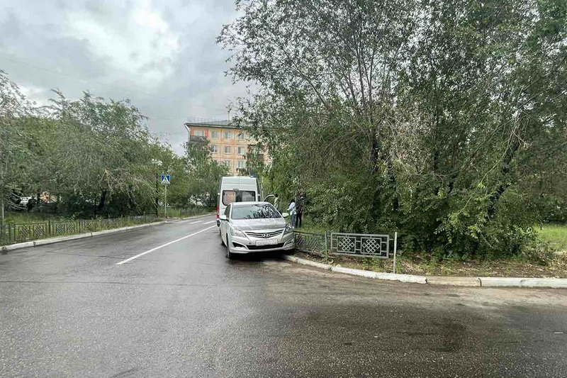 В Улан-Удэ мама спасла дочь, оттолкнув ее с дороги в момент ДТП В Улан-Удэ мама спасла дочь, оттолкнув ее с дороги в момент ДТП