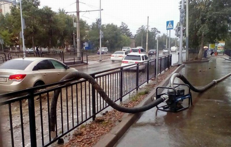 За выходные с улиц Улан-Удэ откачали более 10 тысяч кубометров воды