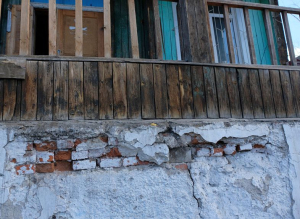 Прокуратура добилась расселения жителей аварийного дома в Улан-Удэ