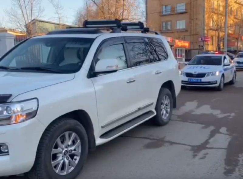 В Улан-Удэ водитель внедорожника сбил девочку на самокате