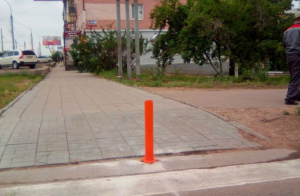 В Улан-Удэ тротуары и газоны защищают от водителей столбиками