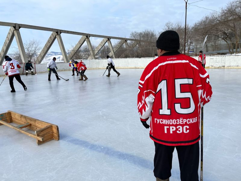 Работники ГРЭС приняли участие в турнире по хоккею в валенках