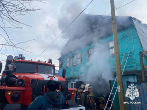 В Улан-Удэ пожар повредил дом и уничтожил автомобиль