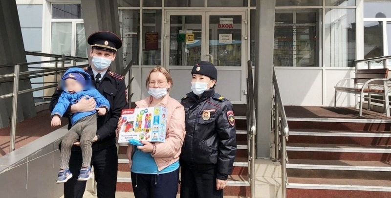 В Бурятии полицейские спасли 2-летнего ребенка, упавшего в котлован В Бурятии полицейские спасли 2-летнего ребенка, упавшего в котлован
