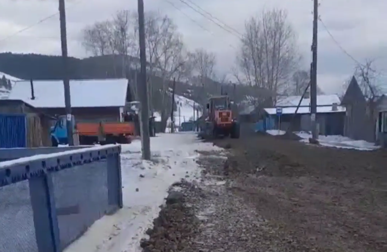 В селе Бурятии отгрейдировали дорогу прямо по снегу В селе Бурятии отгрейдировали дорогу прямо по снегу