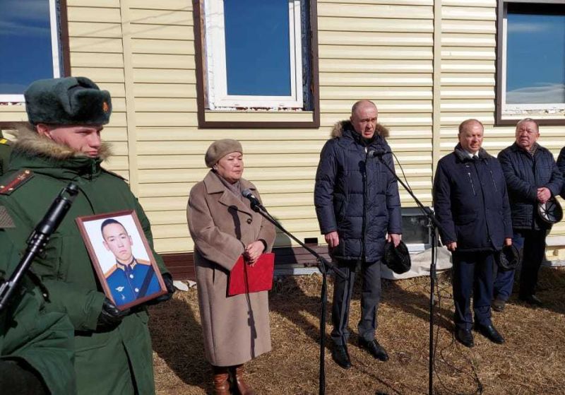 «Своим героическим поступком он спас свою роту» «Своим героическим поступком он спас свою роту»