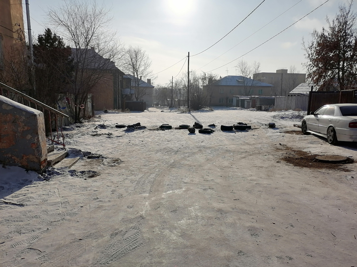 В Улан-Удэ жители перегородили свой двор камнями