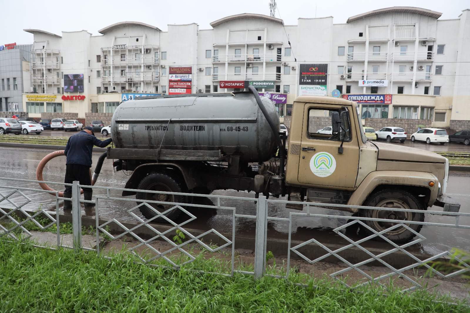 В Улан-Удэ откачивают лужи