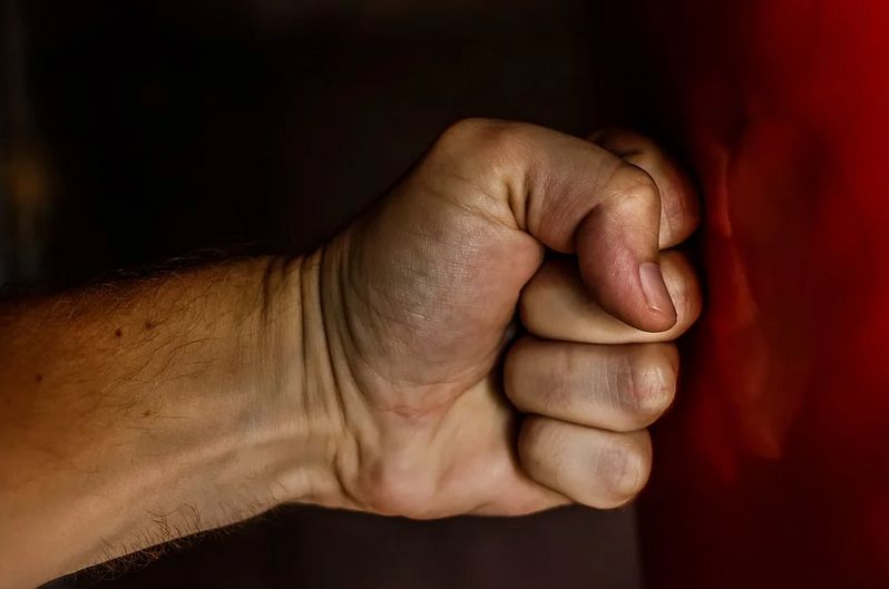 Житель Бурятии на почве ревности жестоко расправился с односельчанином Житель Бурятии на почве ревности жестоко расправился с односельчанином