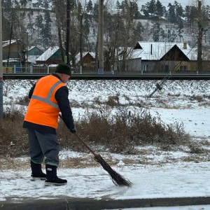 В Улан-Удэ непрерывно убирают тротуары