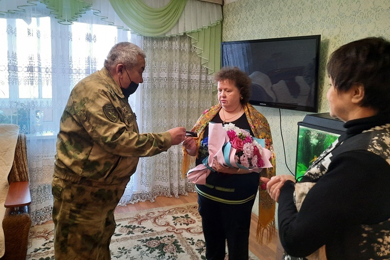 В Улан-Удэ супруге ветерана ОМОН вручили медаль «Дочерям Отчизны» В Улан-Удэ супруге ветерана ОМОН вручили медаль «Дочерям Отчизны»