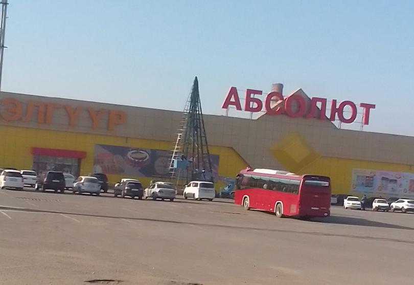 Фото дня: в Улан-Удэ появилась первая новогодняя елка Фото дня: в Улан-Удэ появилась первая новогодняя елка
