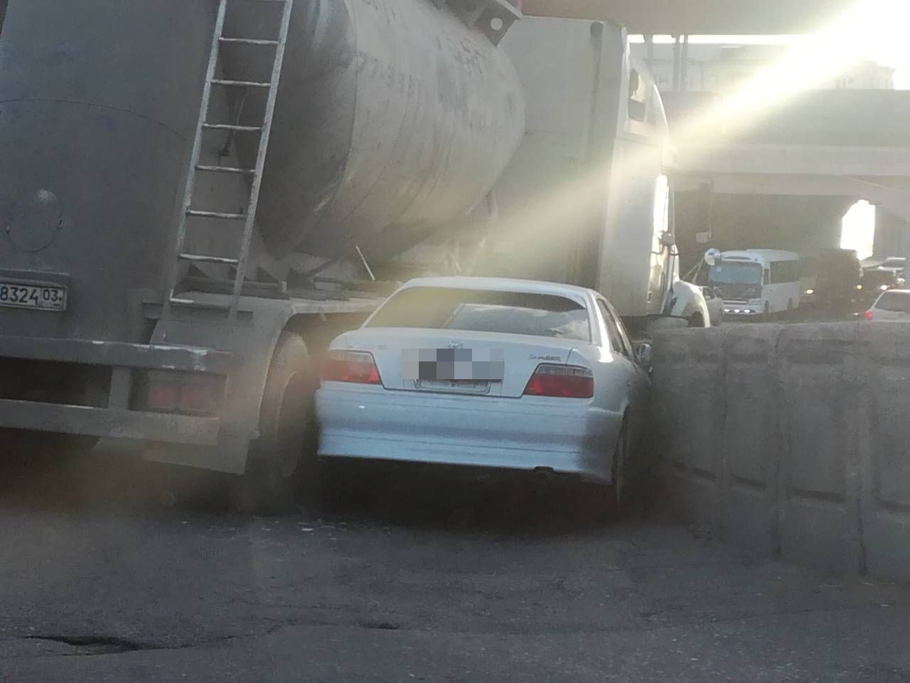 В Улан-Удэ грузовик «замуровал» водителя и пассажиров иномарки