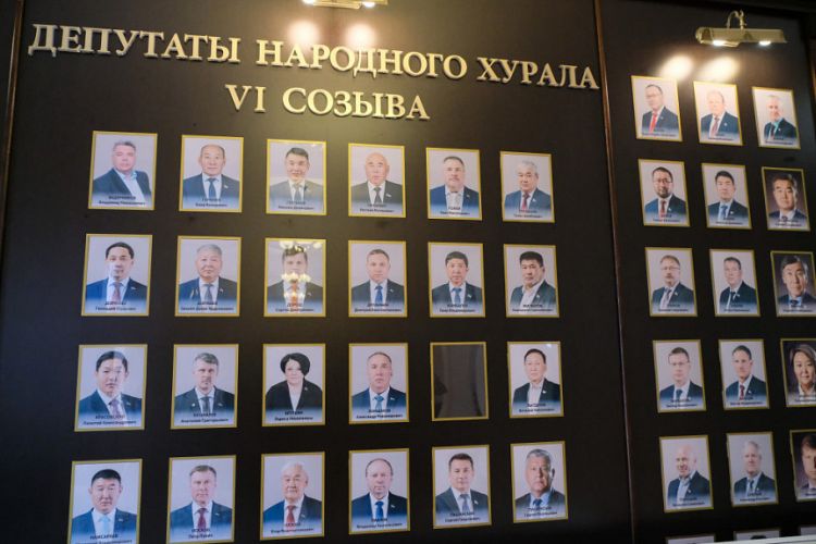 В Хурале Бурятии развернулась битва за мандат В Хурале Бурятии развернулась битва за мандат