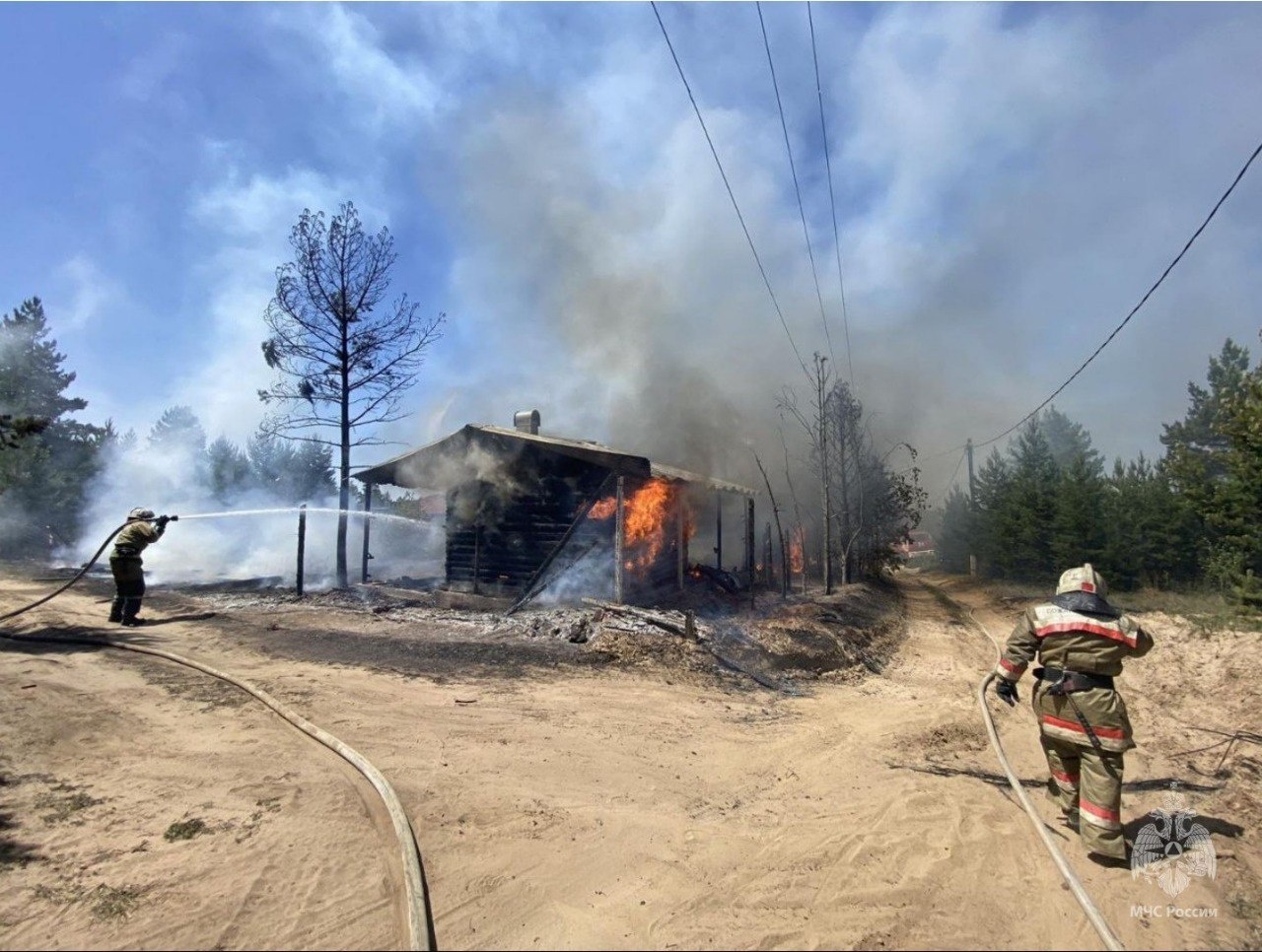 В Улан-Удэ воспламенившийся склад тушили 22 пожарных