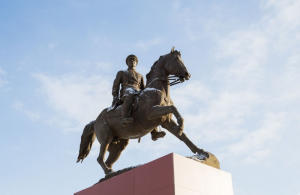 Ко Дню Победы в Улан-Удэ памятник  Рокоссовскому облицуют гранитом