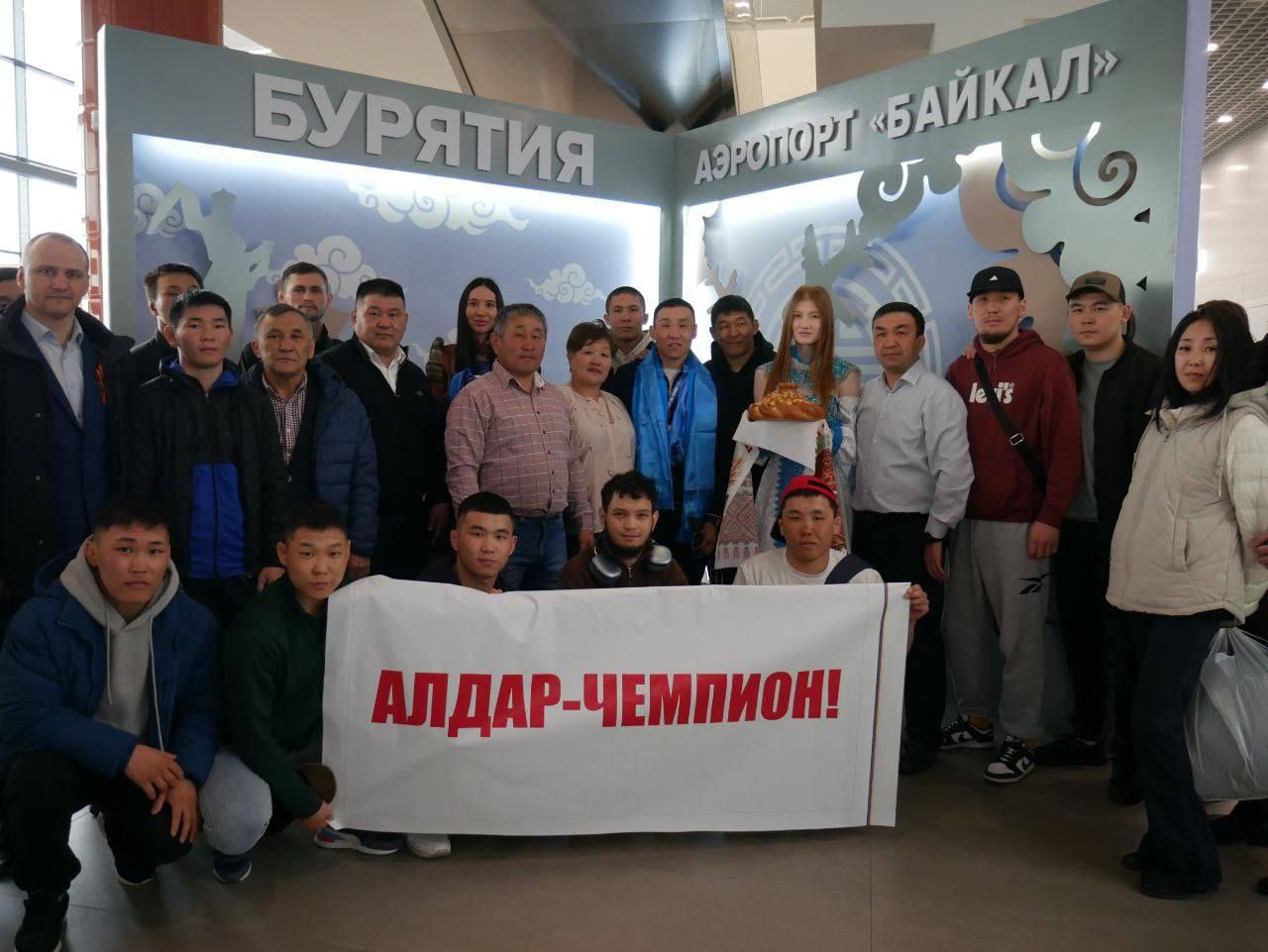 В Улан-Удэ торжественно встретили чемпиона по самбо Алдара Намсараева В Улан-Удэ торжественно встретили чемпиона по самбо Алдара Намсараева