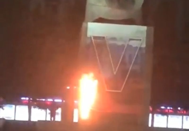 В Улан-Удэ ищут поджигателя баннера с буквой «V» В Улан-Удэ ищут поджигателя баннера с буквой «V»
