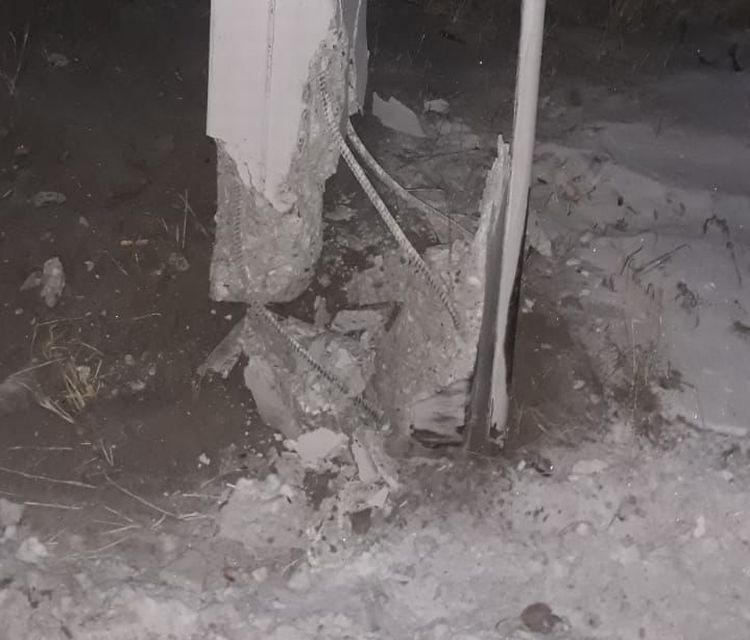 В Улан-Удэ водитель сбил уличный столб и сбежал В Улан-Удэ водитель сбил уличный столб и сбежал