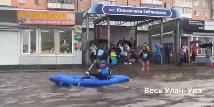 В Улан-Удэ еще один горожанин пересел с авто на лодку