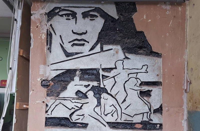 В Улан-Удэ в ремонтируемой школе нашли барельеф к 40-летию Победы 