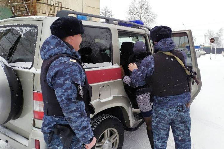 В Бурятии пьяная женщина в ответ на замечание бросила бутылку в автомобиль В Бурятии пьяная женщина в ответ на замечание бросила бутылку в автомобиль