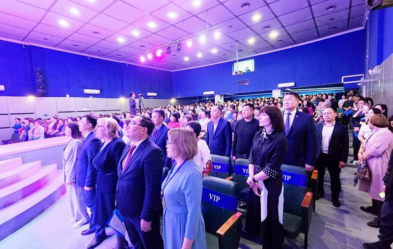 В Улан-Удэ открылся межрегиональный съезд учителей бурятского языка и литературы В Улан-Удэ открылся межрегиональный съезд учителей бурятского языка и литературы