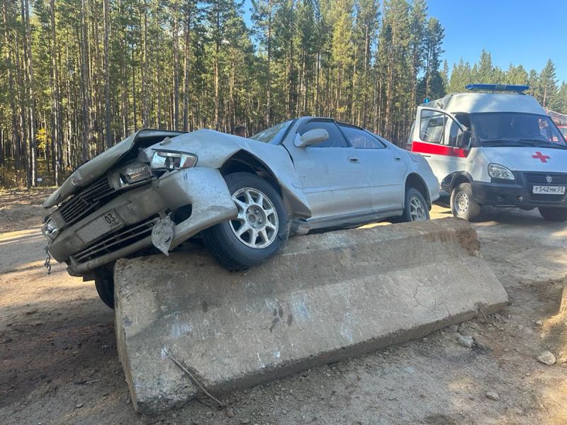 В Бурятии пожилой водитель врезался в бетонный блок В Бурятии пожилой водитель врезался в бетонный блок
