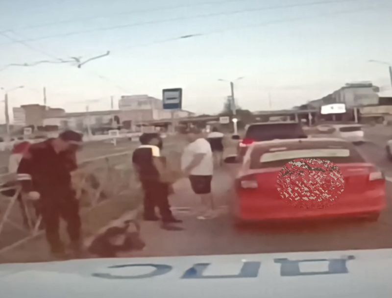 В Улан-Удэ водитель «Лэнд Крузера» задержал пьяного таксиста В Улан-Удэ водитель «Лэнд Крузера» задержал пьяного таксиста