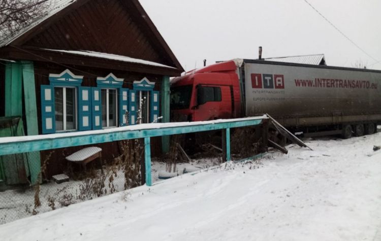 В Бурятии слетевшая с трассы фура протаранила жилой дом В Бурятии слетевшая с трассы фура протаранила жилой дом