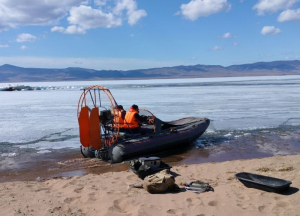 В Бурятии спасли дрейфующих на льдинах рыбаков
