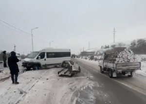 В Бурятии вылетевшие с грузовика железяки повредили пассажирский микроавтобус