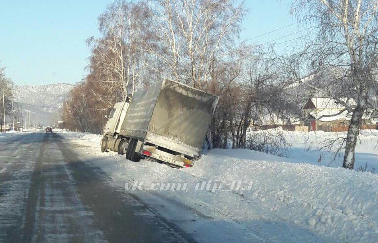 Грузовик бурятии. ДТП Татаурово дровяная. Фото скачать. Капец блин,зима пришла,про Грузовики.